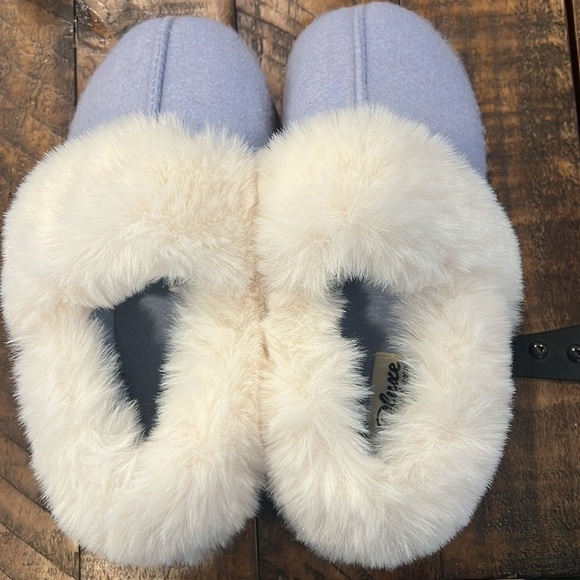 Cozy Blue and White Women's Slippers NWOB - Picture 2 of 4